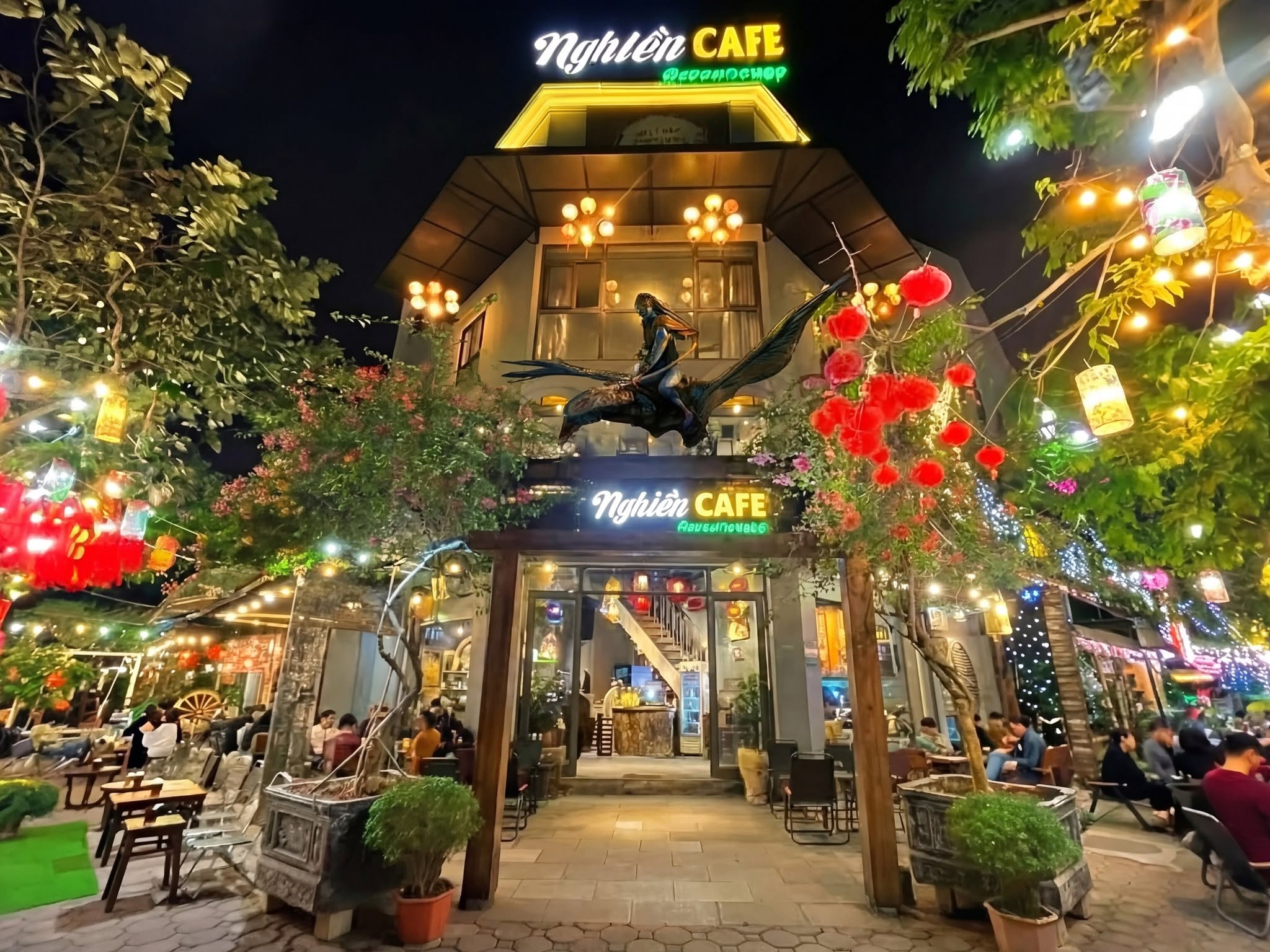 Quán lên đèn buổi tối tại Nghiền Cafe GreenHouse