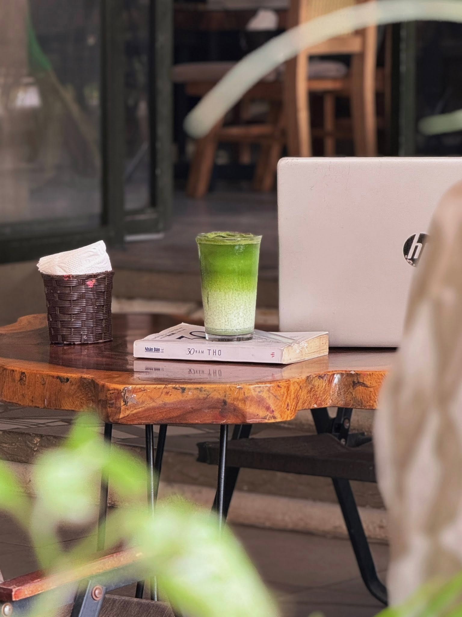 Góc làm việc ngoài hiên tại Nghiền Cafe GreenHouse