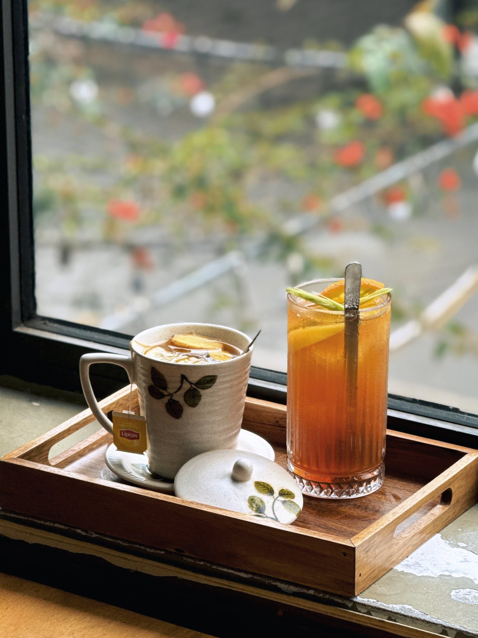 Trà bên cửa sổ hoa giấy tại Nghiền Cafe GreenHouse
