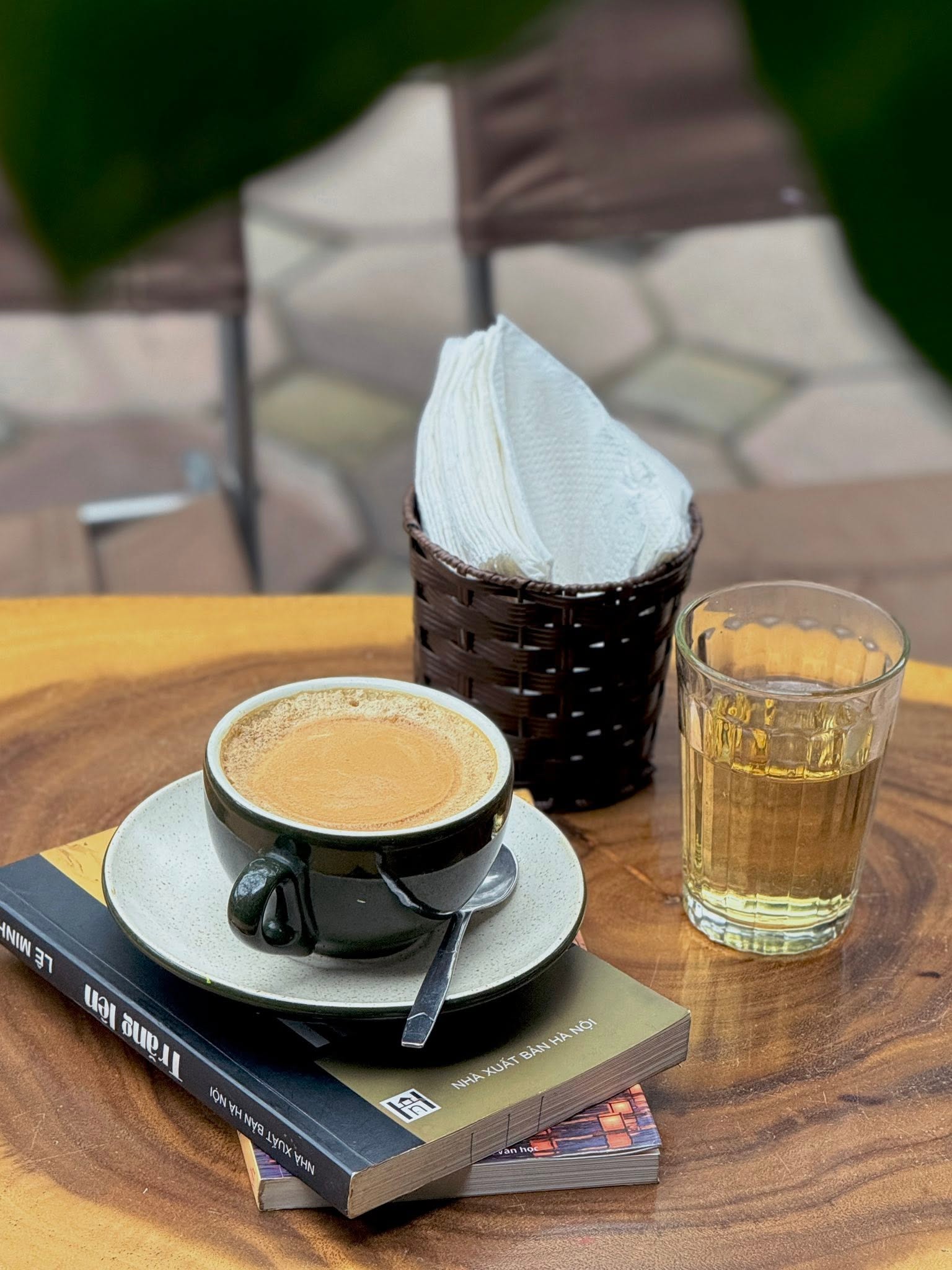 Cà phê nóng và sách tại Nghiền Cafe GreenHouse