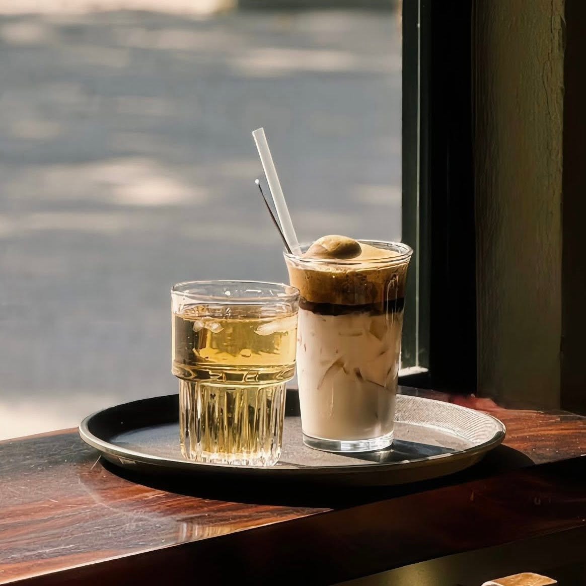 Cà phê bên cửa sổ tại Nghiền Cafe GreenHouse