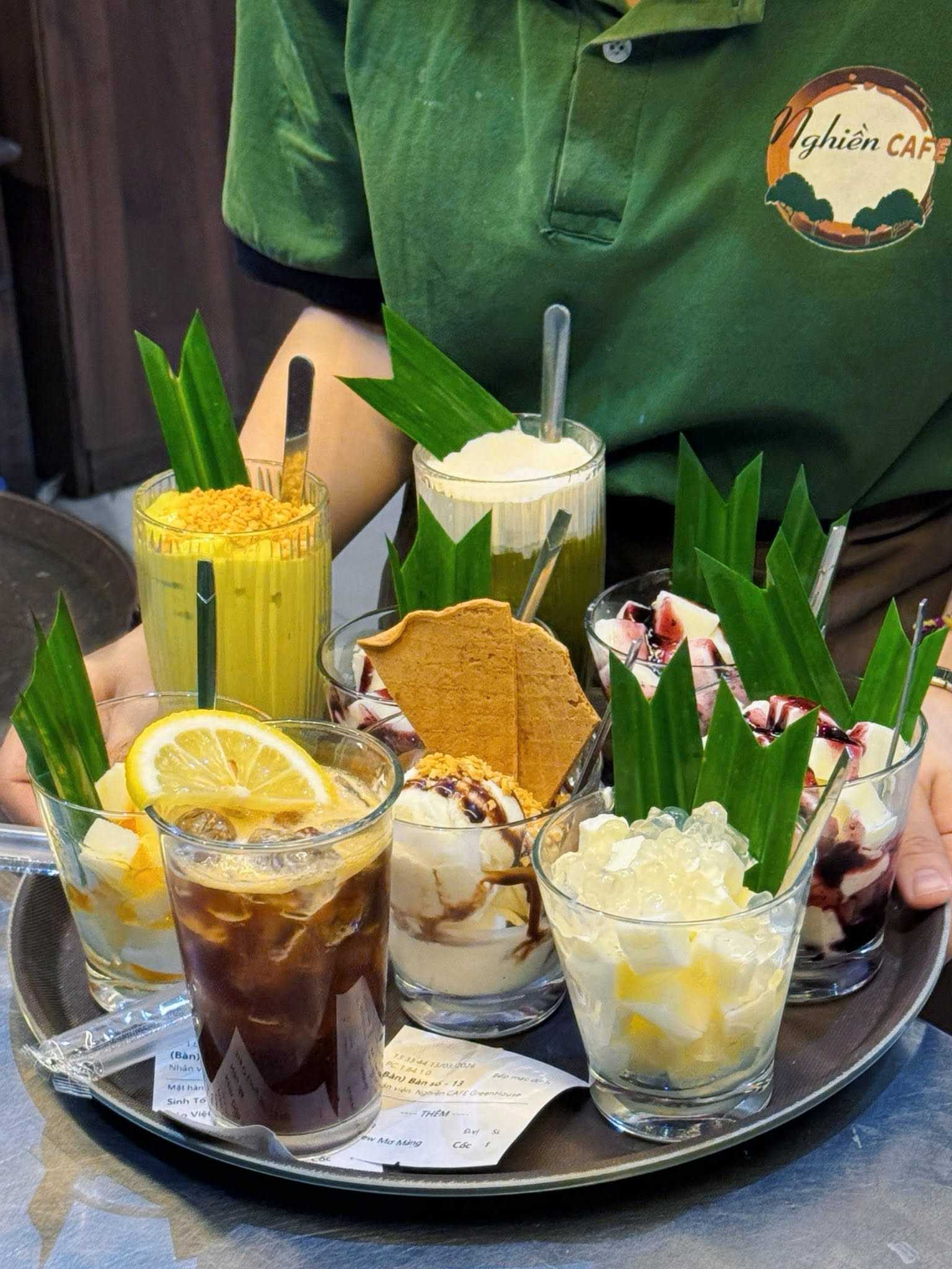 Khay đồ uống và kem tại Nghiền Cafe GreenHouse