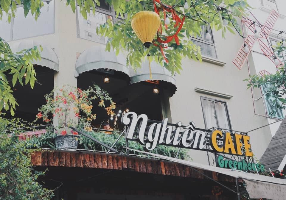 Mặt tiền Nghiền Cafe GreenHouse với biển hiệu và ban công hoa giấy